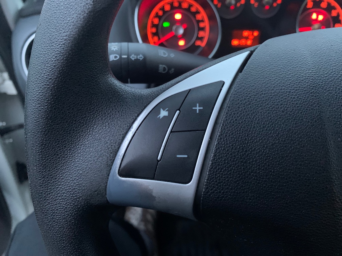 Fiat Punto 69 ch | Radio CD MP3 | Vitres avant électriques | Airbags | ABS | Commandes Radio volant