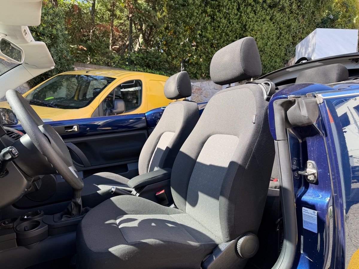 Volkswagen NEWBEETLE Cabriolet 1.6 102 CV Phase 3 / 1er Main / Clim / Jantes / KM Réel