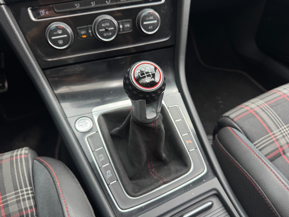 Volkswagen Golf 7 GTI 2.0 TFSI 230 cv BVM6 - Toit Ouvrant