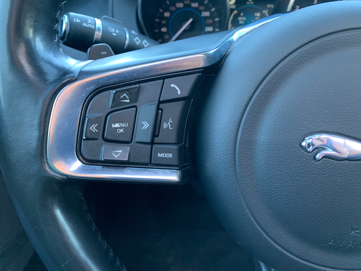 Jaguar XE 180 ch | Intérieur cuir | Toit ouvrant | Caméra de recul | GPS | Bluetooth