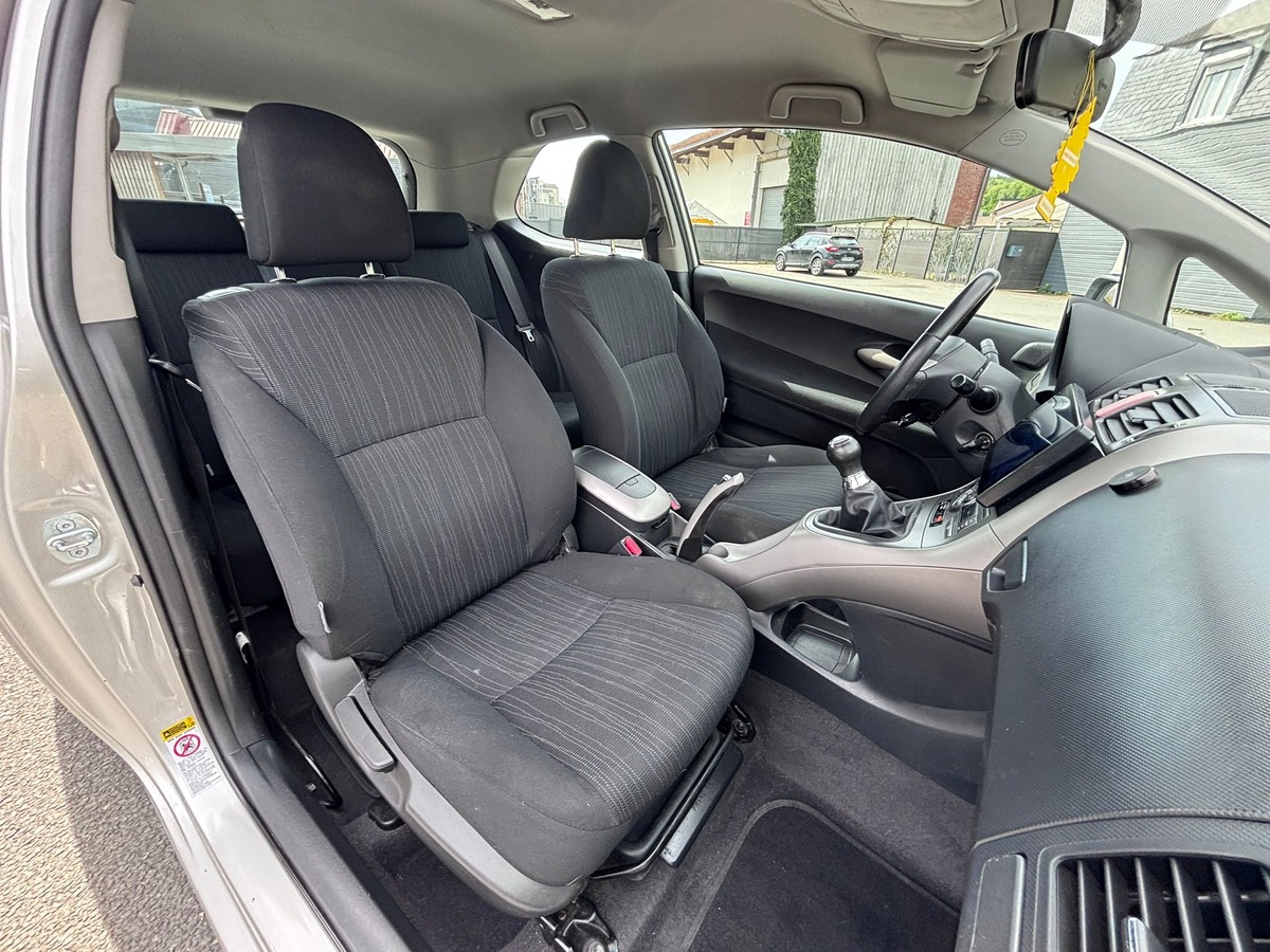 Toyota Auris 1.6i LUNA - Révisée - Garantie