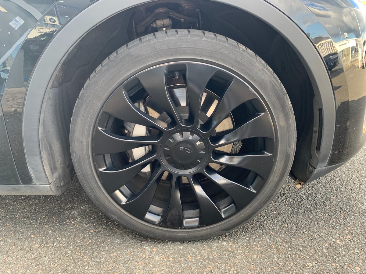 Tesla Model Y 275 chevaux | Premiére MAIN | Standard | Toit panoramique | Cuir | Siéges électriques