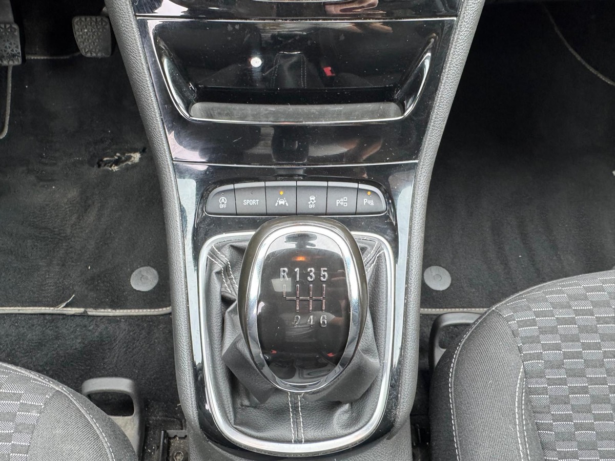 Opel Astra 1.6 CDTI 135 Dynamic- Crochet d'attelage- Toit ouvrant- Révisé - Garantie