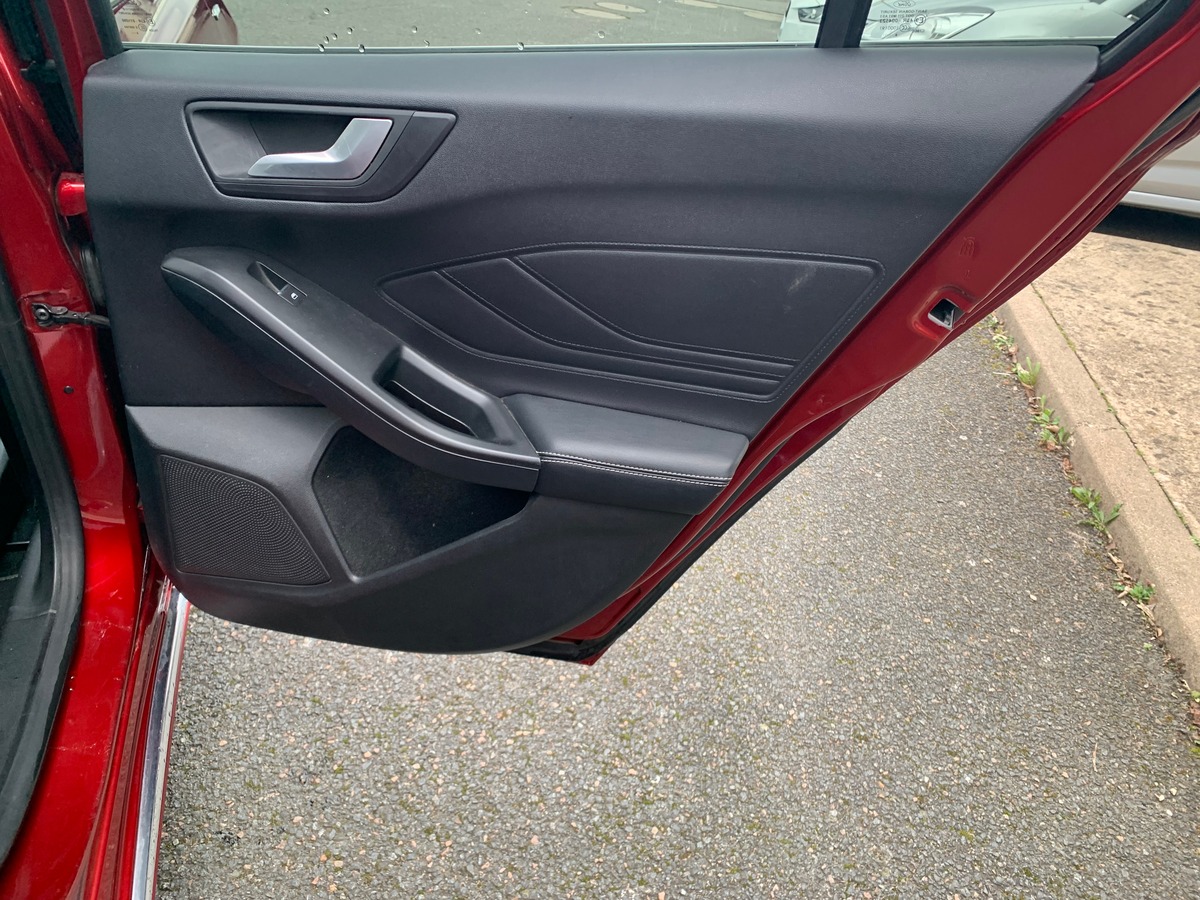 Ford FOCUS SW 120 ch | Vignale | Toit ouvrant panoramique | Apple car play Android auto | Attelage