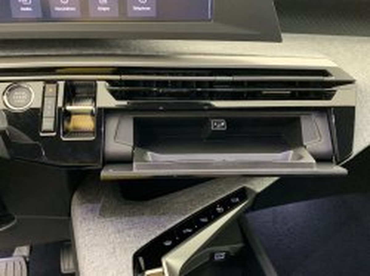 Peugeot 3008 NEW CROSSOVER 3008 Hybrid 145 e-DCS6 Allure