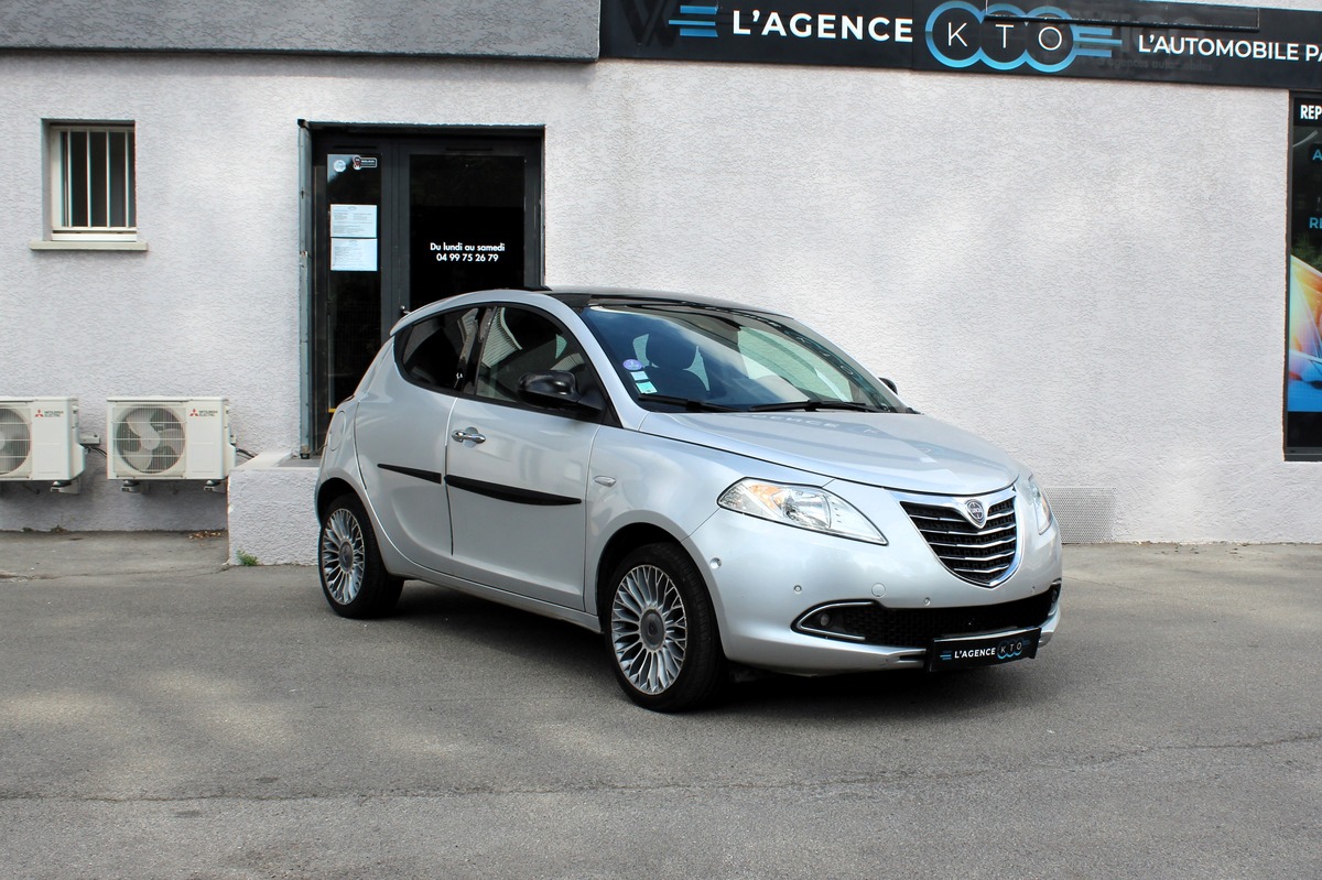 Lancia Ypsilon 0.9 TWINAIR 85 ch  PLATINIUM 5 PORTES + TOIT OUVRANT / CLIM AUTO