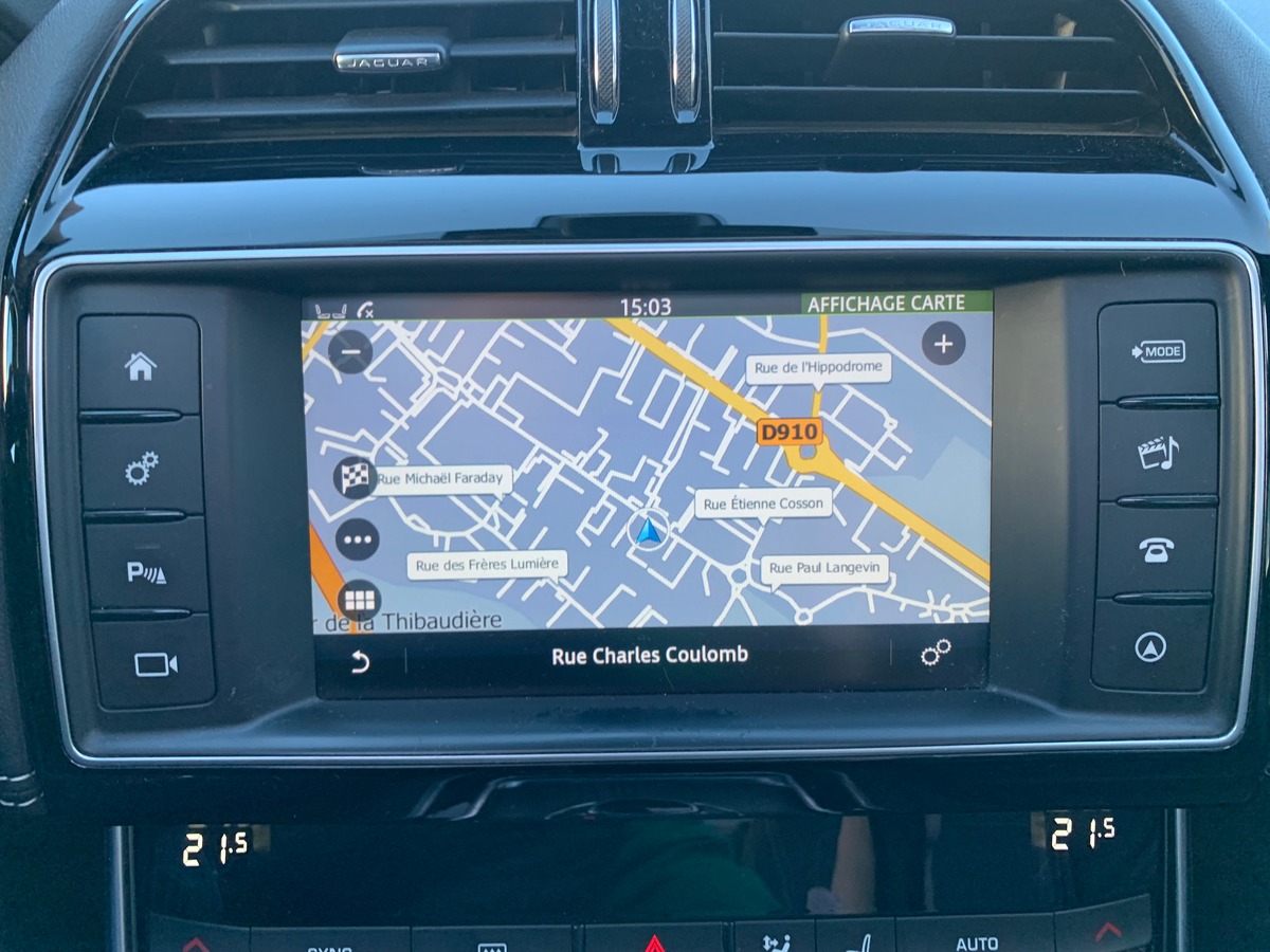 Jaguar XE 180 ch | Intérieur cuir | Toit ouvrant | Caméra de recul | GPS | Bluetooth