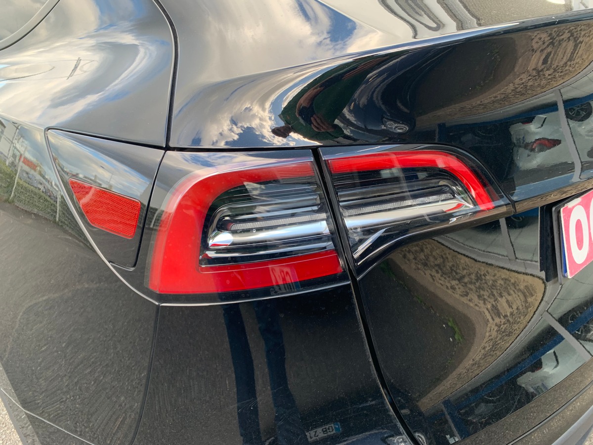 Tesla Model Y 275 chevaux | Premiére MAIN | Standard | Toit panoramique | Cuir | Siéges électriques