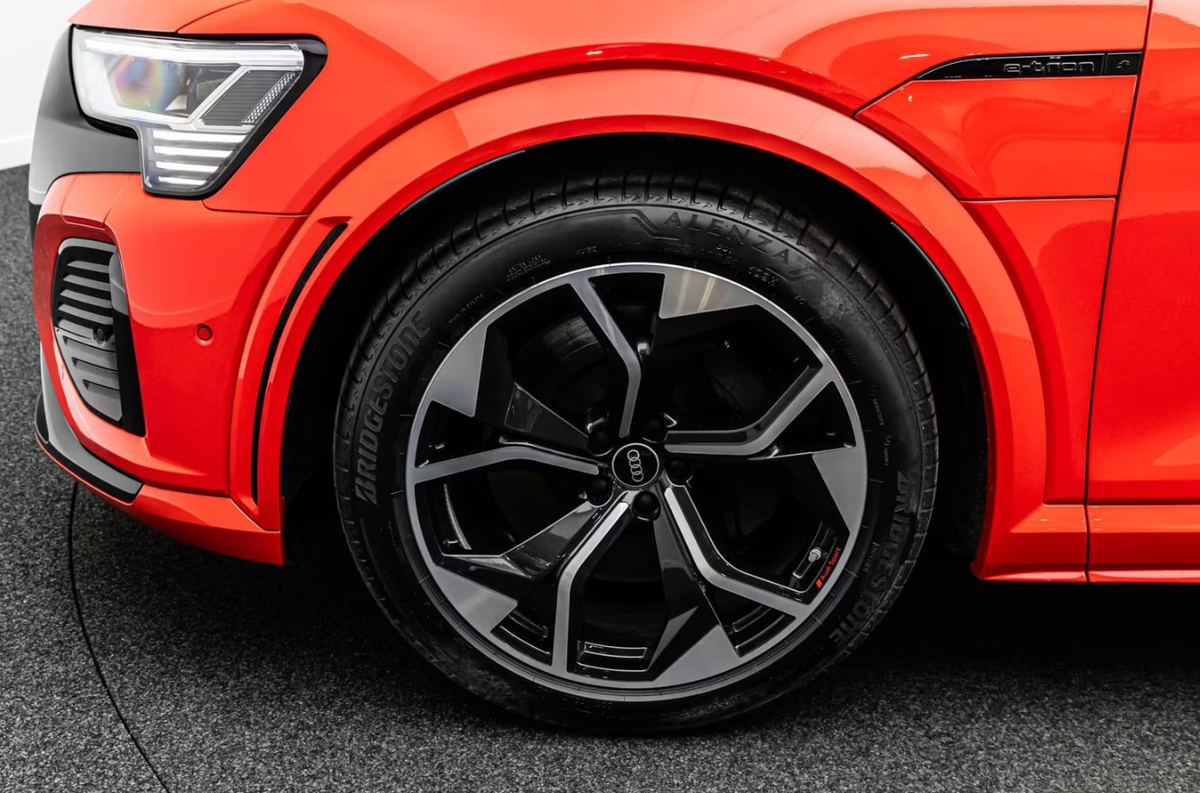 Audi SQ8 e-tron 503ch quattro/Matrix/Camera360/Rouge Soneira/Pack noir plus