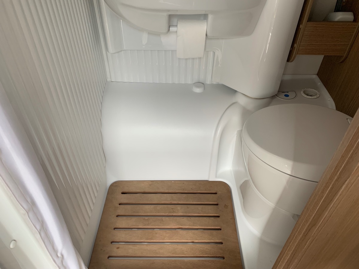 Capron A 140 ch | CAMERA DE RECUL |  LITS SUPPERPOSES | STORE EXTERIEUR | Climatisation manuelle