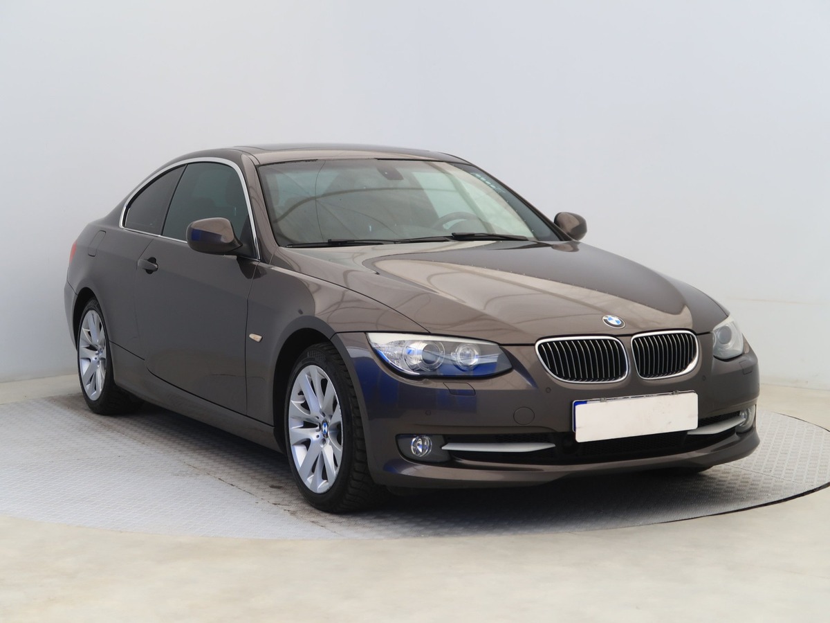 Bmw Série 3 BMW 330i xDrive Coupé 2011 – Performance et Luxe
