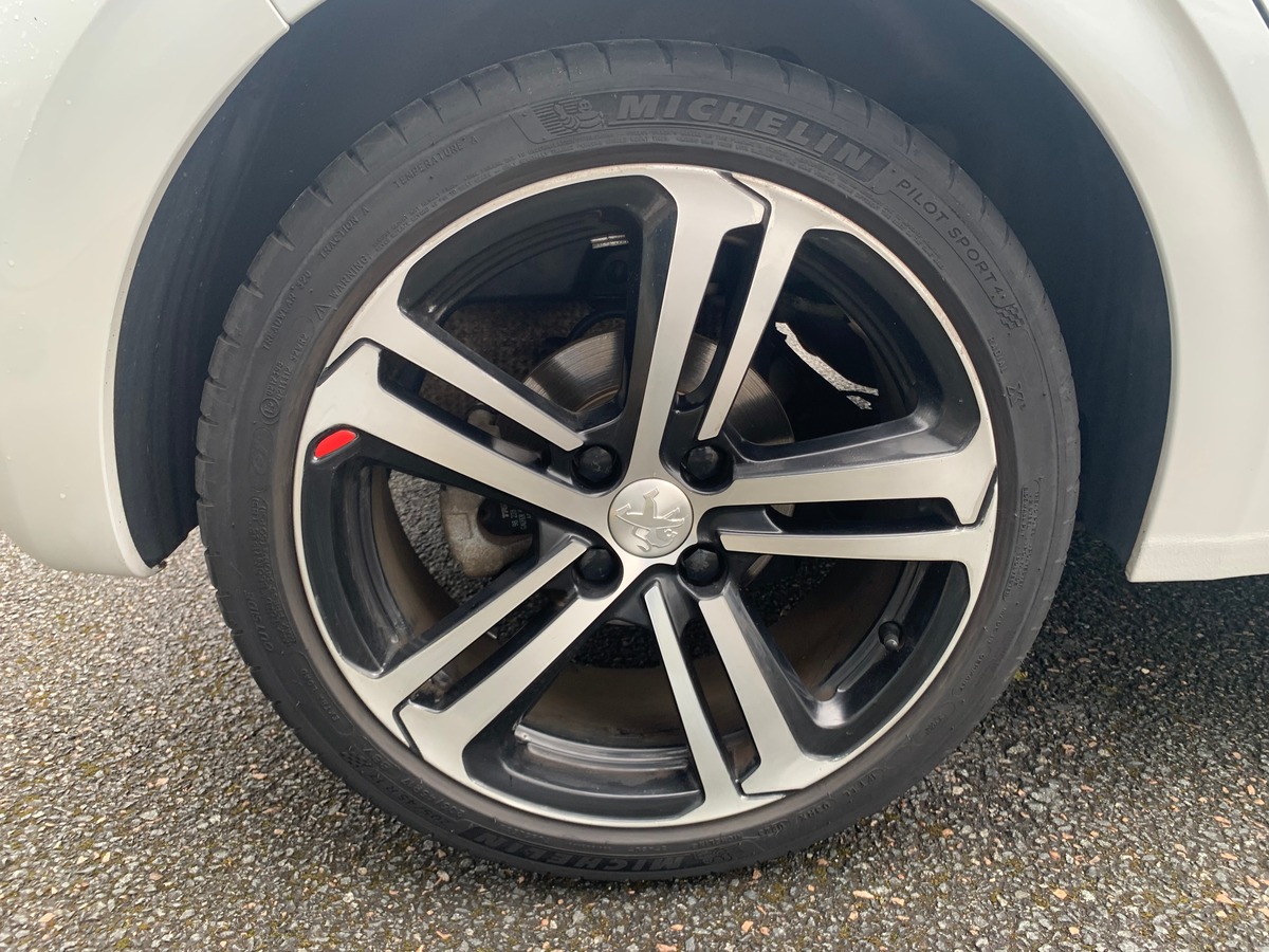 Peugeot 208 110 ch | GT Line | Régulateur de vitesse | Apple car Play Android Auto