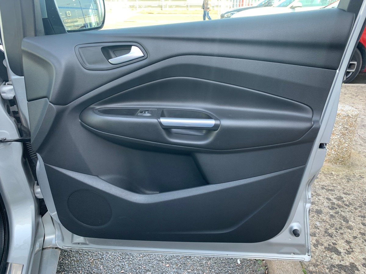 Ford Kuga 120 chevaux | St-Line | Caméra de recul | Attelage | GPS | Coffre assisté électriquement