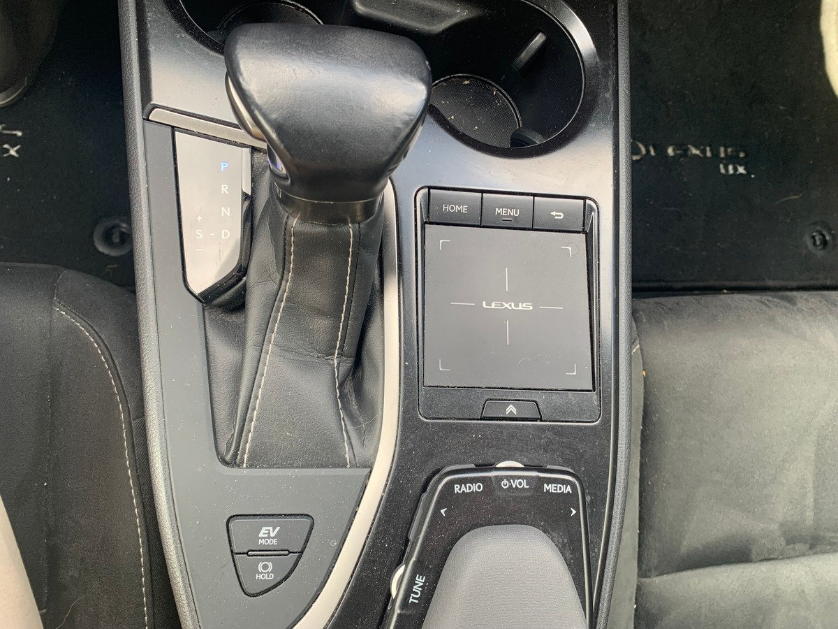 Lexus UX 250 | 184 ch | Pack Confort | Apple car Play | Caméra recul | Régulateur vitesse adaptatif