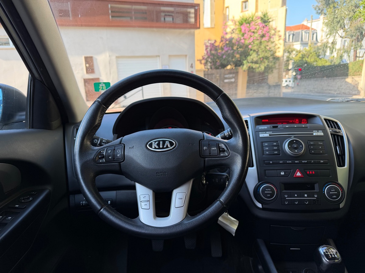 Kia Ceed 1.6 i 125 CV / 1er Main / Embrayage Neuf / Moteur à Chaine / Clim /5 Portes