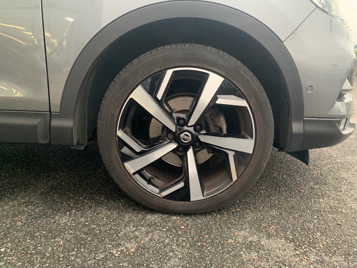 Nissan Qashqai 130 ch | Tekna | Toit Panoramique | Caméra 360° | GPS | Attelage | Barres de Toit