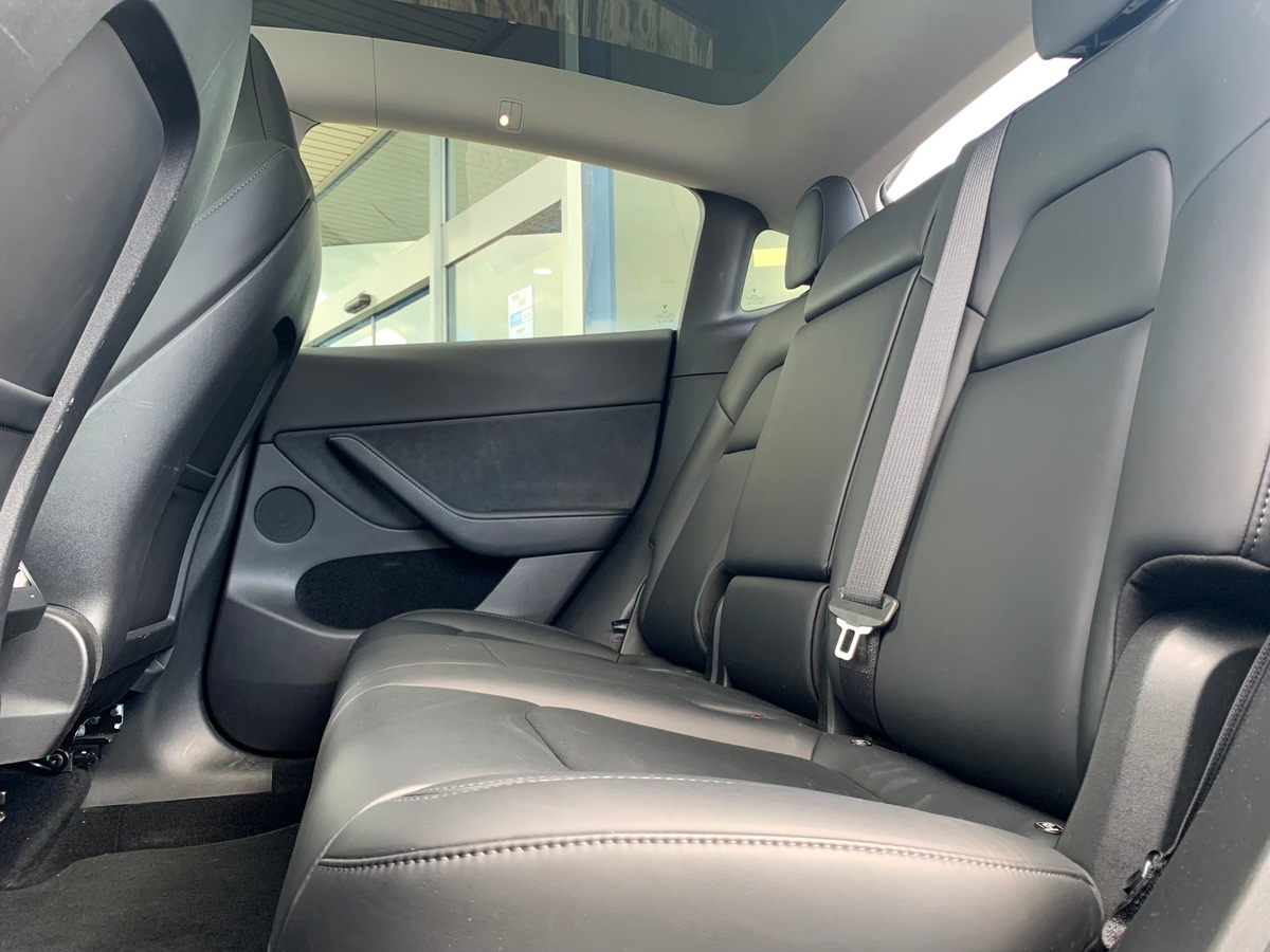 Tesla Model Y 275 chevaux | Premiére MAIN | Standard | Toit panoramique | Cuir | Siéges électriques