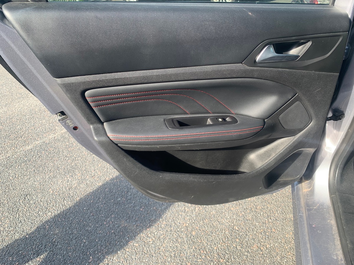 Peugeot 308 130 ch | GT Line | Toit panoramique | Apple car play | Avertisseur angles morts | Radars