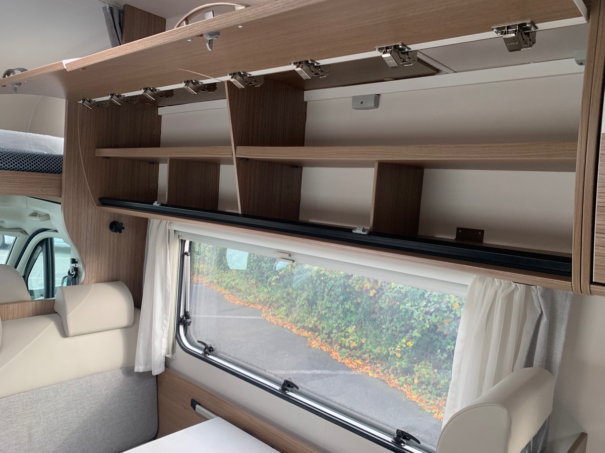 Capron A 140 ch | CAMERA DE RECUL |  LITS SUPPERPOSES | STORE EXTERIEUR | Climatisation manuelle