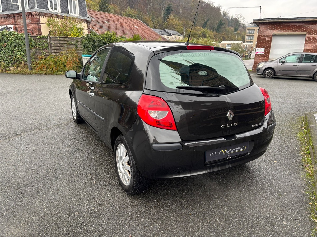 RENAULT Clio III 1.6 Dynamique - VENTE A MARCHAND