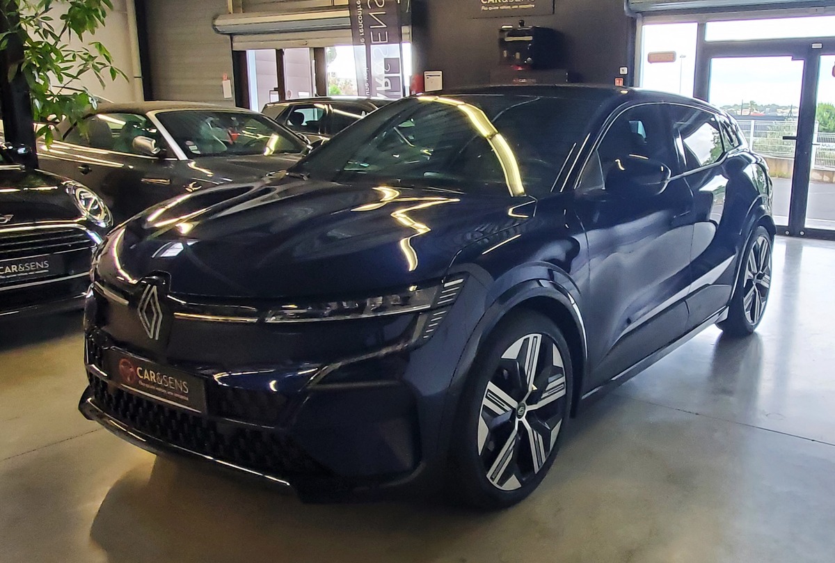 RENAULT MEGANE-E V E-TECH Ev60 220 Ch  ICONIC / SELLERIE BLANCHE / HARMAN KARDON / CARPLAY
