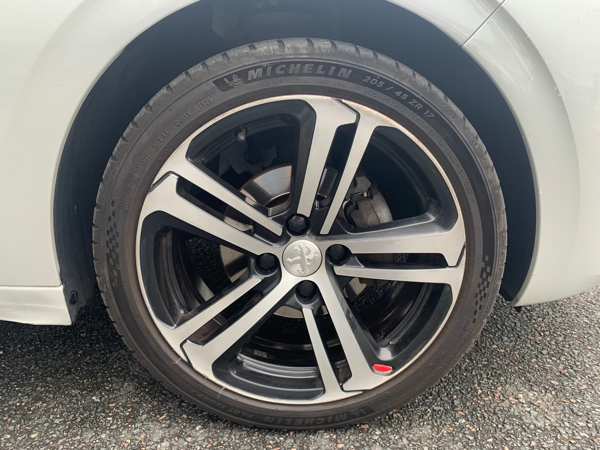 Peugeot 208 110 ch | GT Line | Régulateur de vitesse | Apple car Play Android Auto