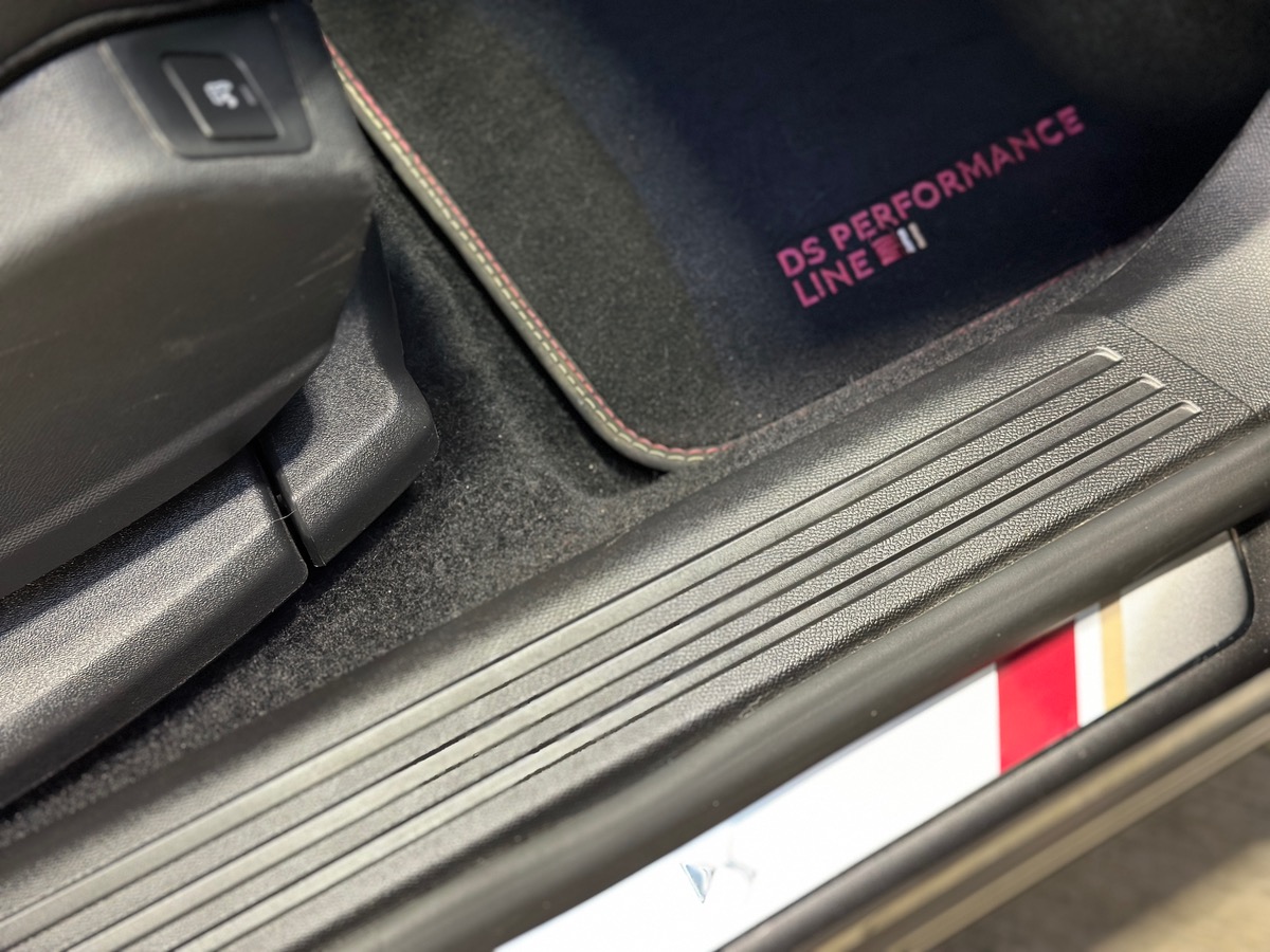 DS Ds7 Crossback 225 ch e-Tense Performance Line Plus / ATTELAGE / HI-FI FOCAL / TOIT PANO /CARPLAY