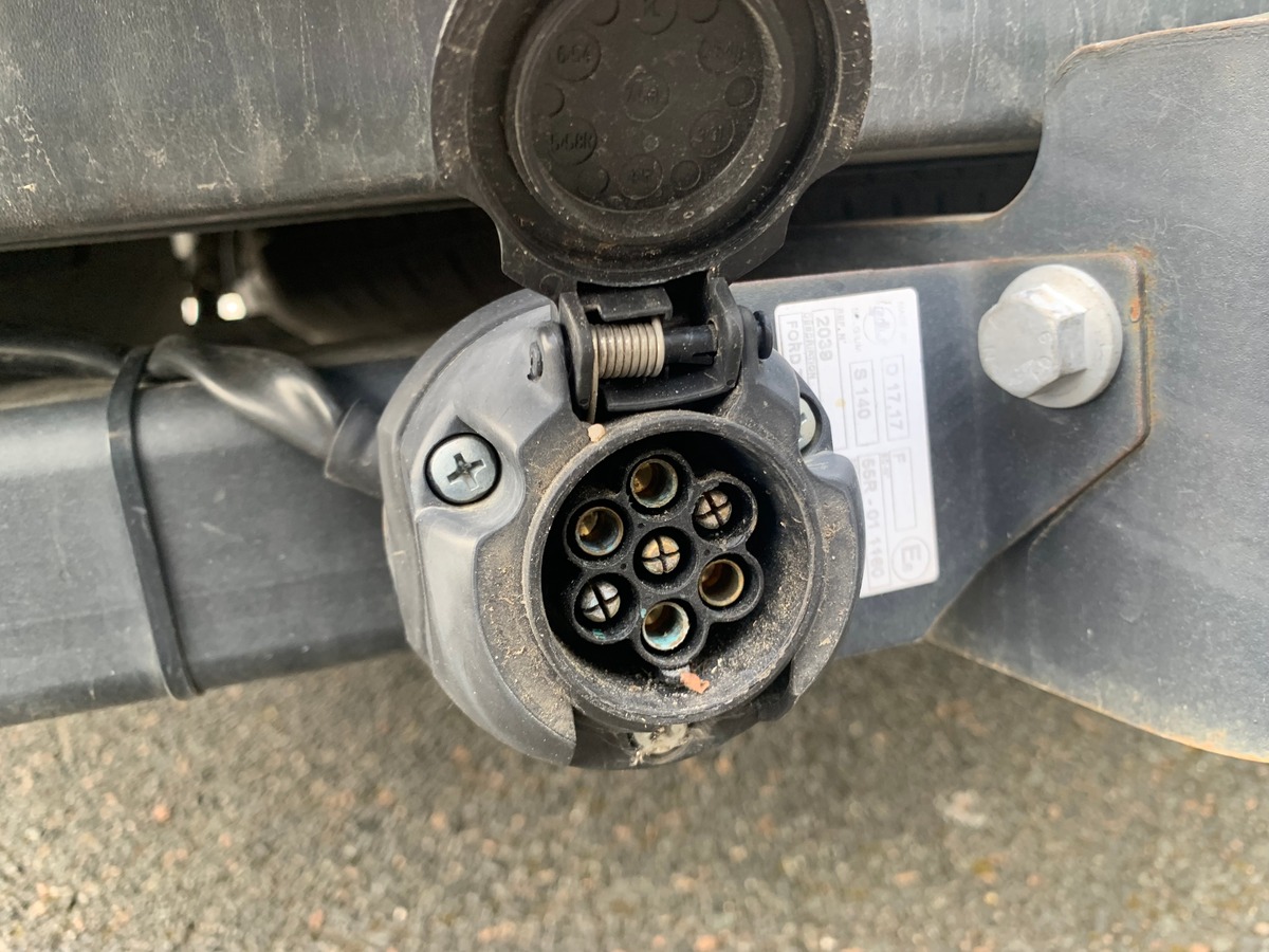 Ford TRANSIT 130 ch | Attelage | Régulateur de vitesse | Bluetooth | Plancher bois et latérale