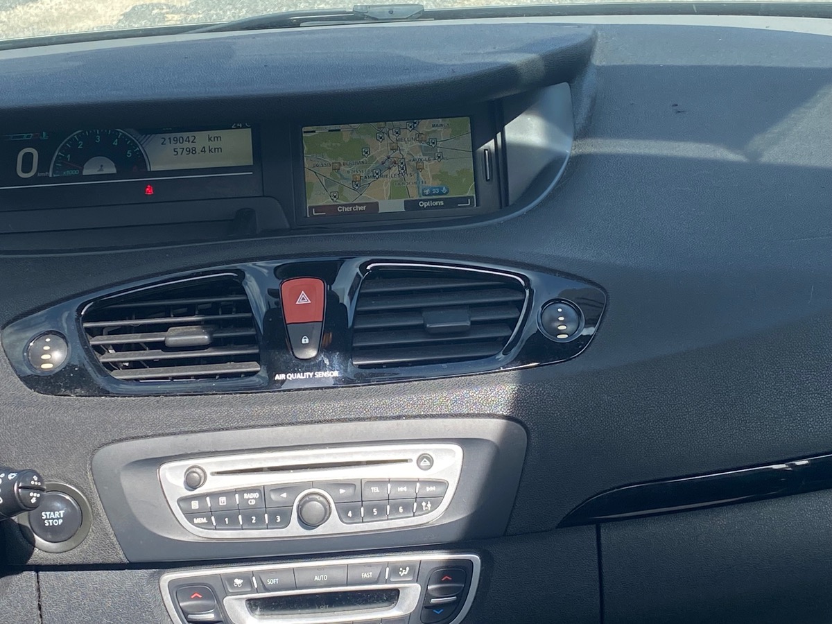 RENAULT Scenic III 1.5 dci 110cv toit ouvrant privilège 218000km