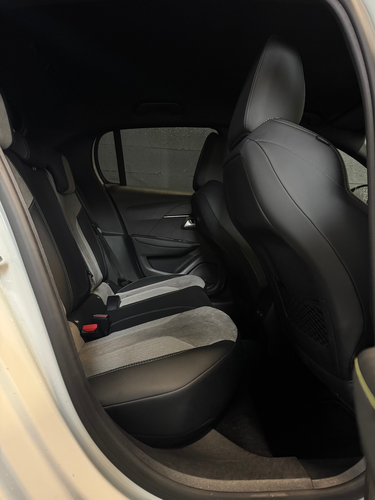 Peugeot 208 e-208 136ch GT