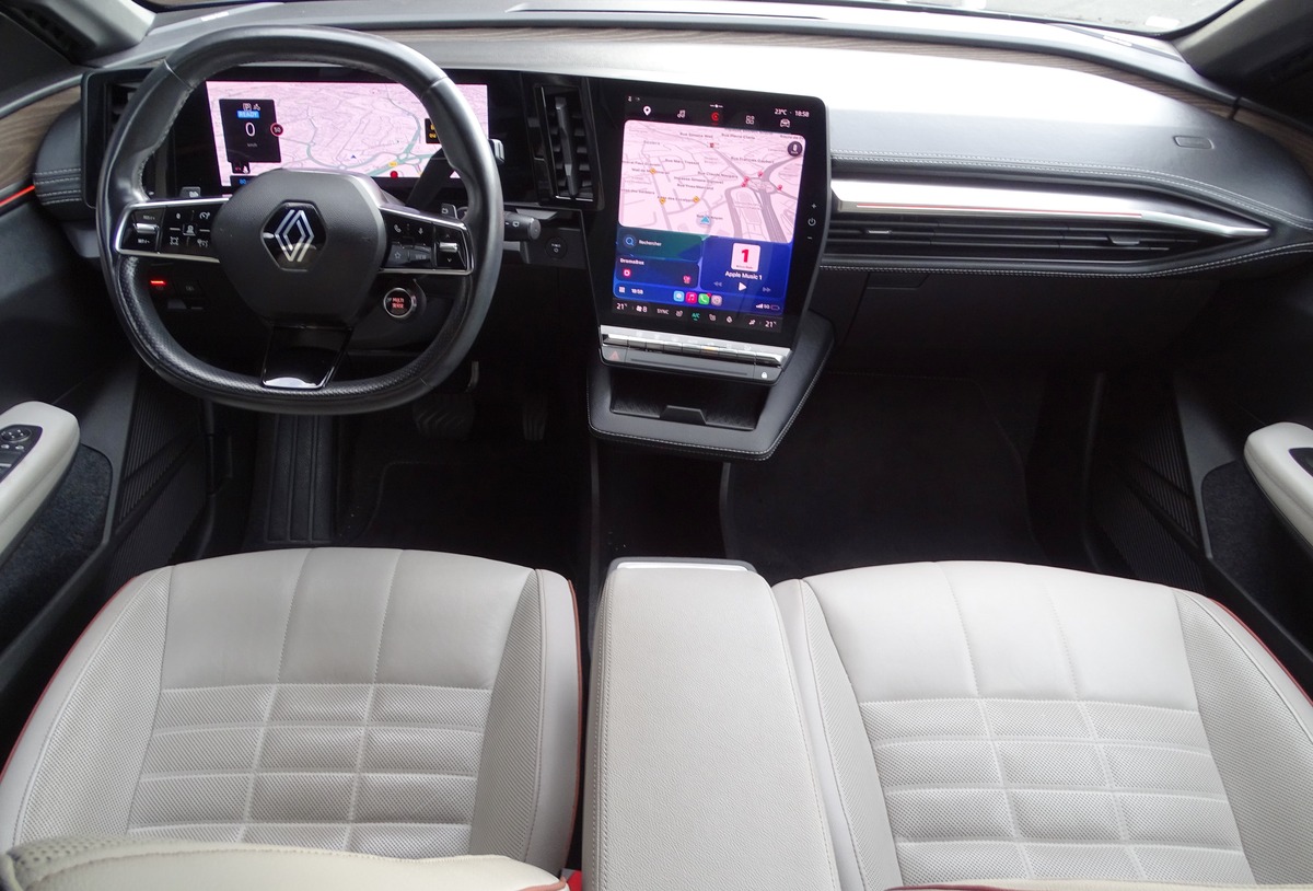 RENAULT MEGANE-E V E-TECH Ev60 220 Ch  ICONIC / SELLERIE BLANCHE / HARMAN KARDON / CARPLAY