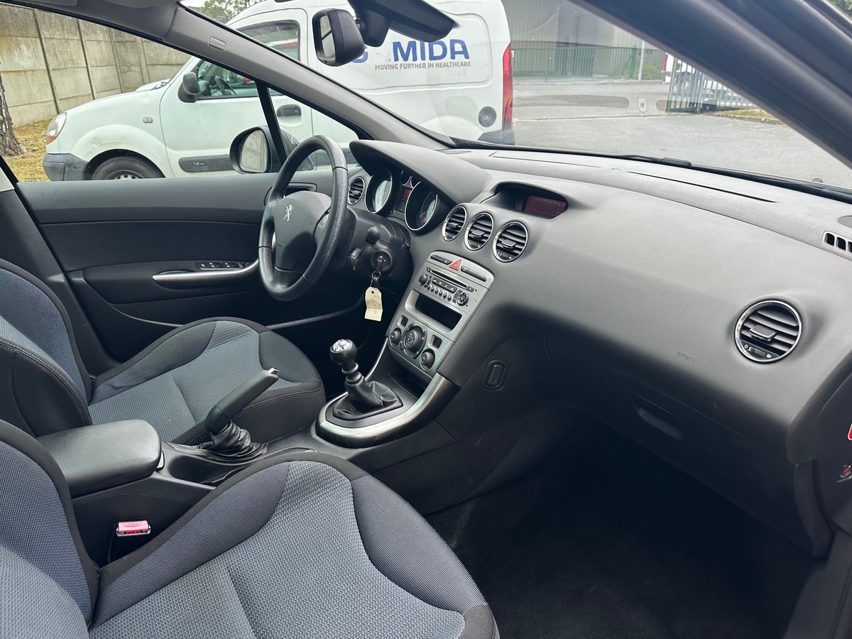 Peugeot 308 SW 1.6 e-HDI 112 CV 7 place spéciale family 4XCBLeu