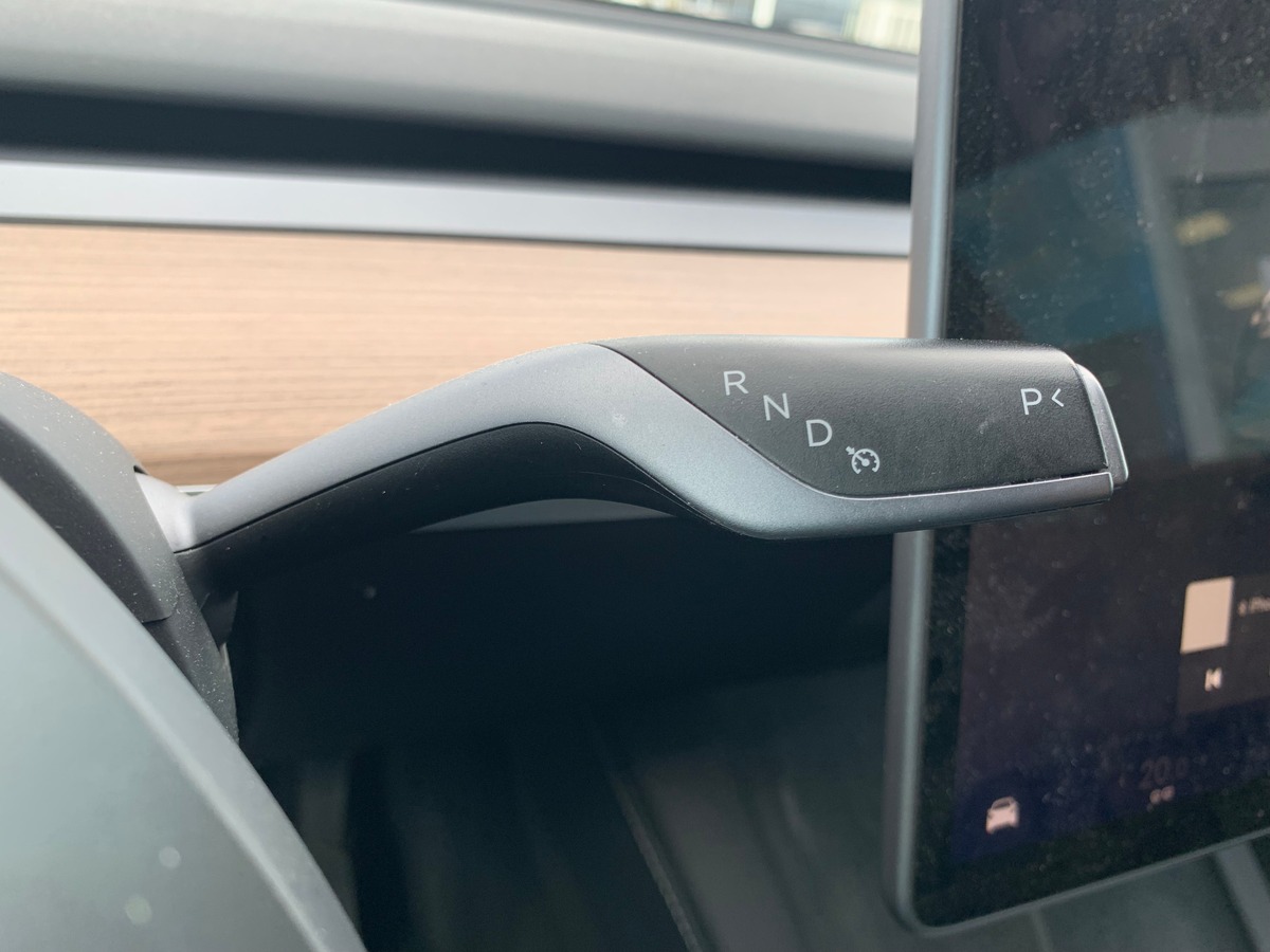 Tesla Model Y 275 chevaux | Premiére MAIN | Standard | Toit panoramique | Cuir | Siéges électriques