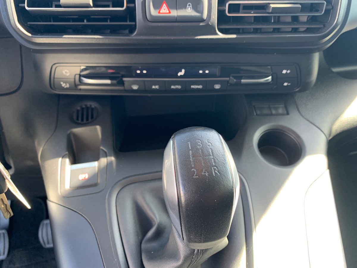 Peugeot Rifter 102 ch | Allure | 7 places | GPS | Roue de secours | Radar de stationnement arriére