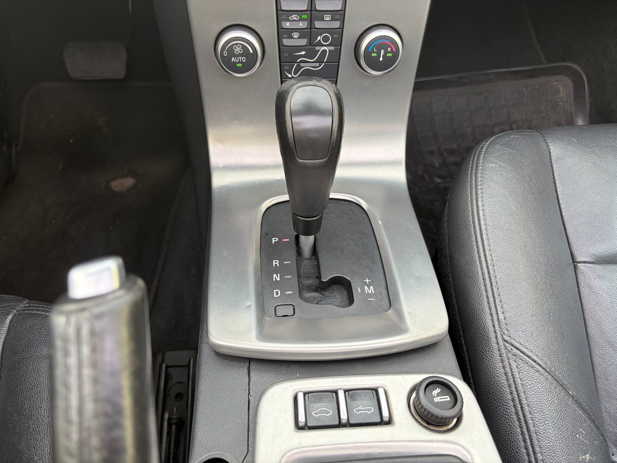 Volvo C70 CC D5 2.4 TDi 180 cv Boîte auto SIÈGE ÉLECTRIQUE A MÉMOIRE - RADAR DE RECUL - FILET