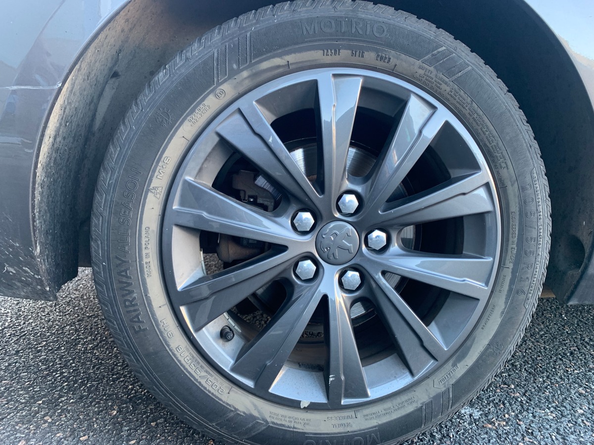Peugeot 308 115 chevaux | Toit panoramique | Régulateur de vitesse | GPS | Attelage