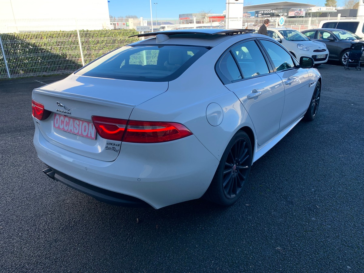 Jaguar XE 180 ch | Intérieur cuir | Toit ouvrant | Caméra de recul | GPS | Bluetooth