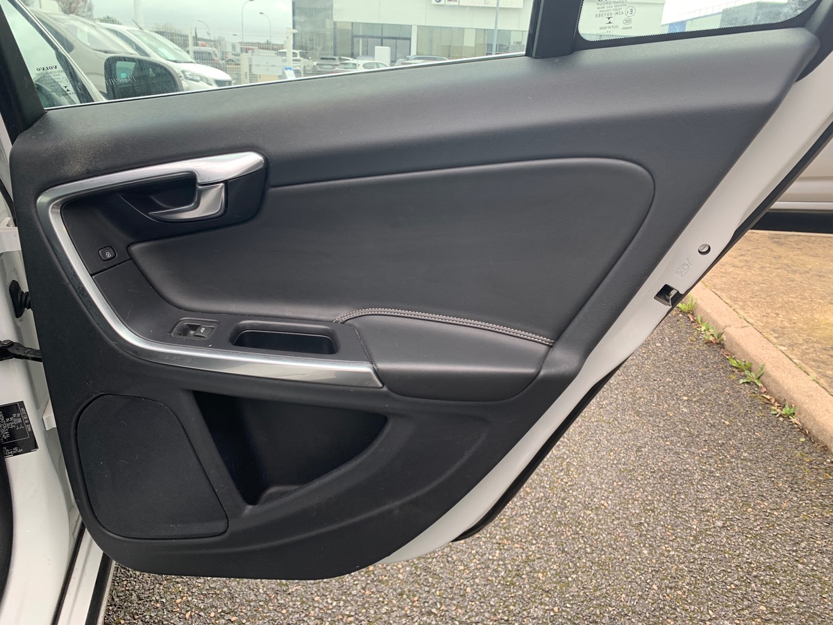 Volvo S60 150 ch | R-design | Attelage amovible | Régulateur vitesse | Radar stationnement arriére