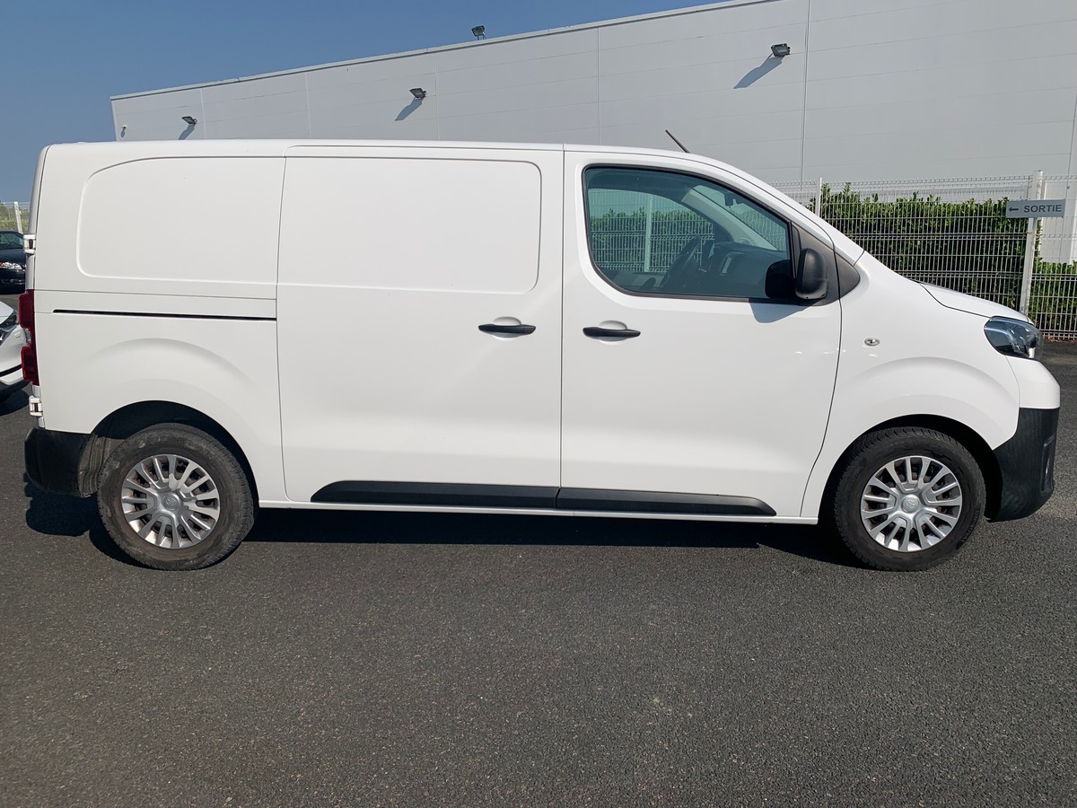 Toyota ProAce 122 ch | Business | Medium | 3 Places | Régulateur vitesse | GPS | Bluetooth | Radar