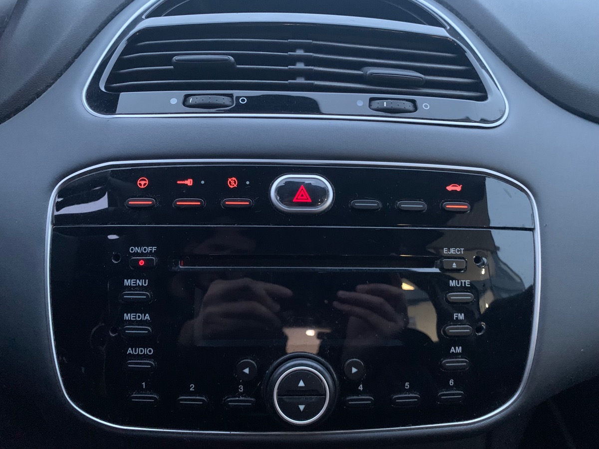 Fiat Punto 69 ch | Radio CD MP3 | Vitres avant électriques | Airbags | ABS | Commandes Radio volant