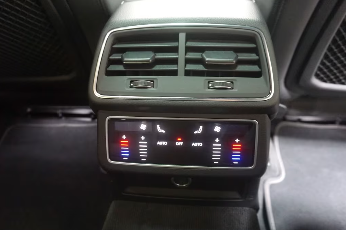 Audi A6 Avant V 40 TDI 204ch S line quattro S tronic 7/Bang&Olufsen/Toit ouvrant/Attelage/Caméra