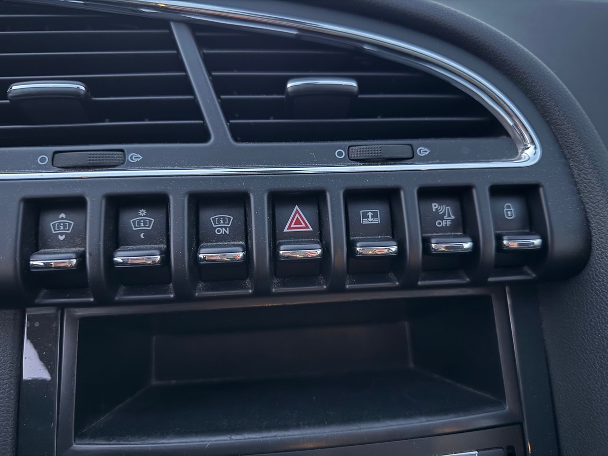 Peugeot 3008 1.6 HDI 115 CV 1er main allures en 4 Fois 