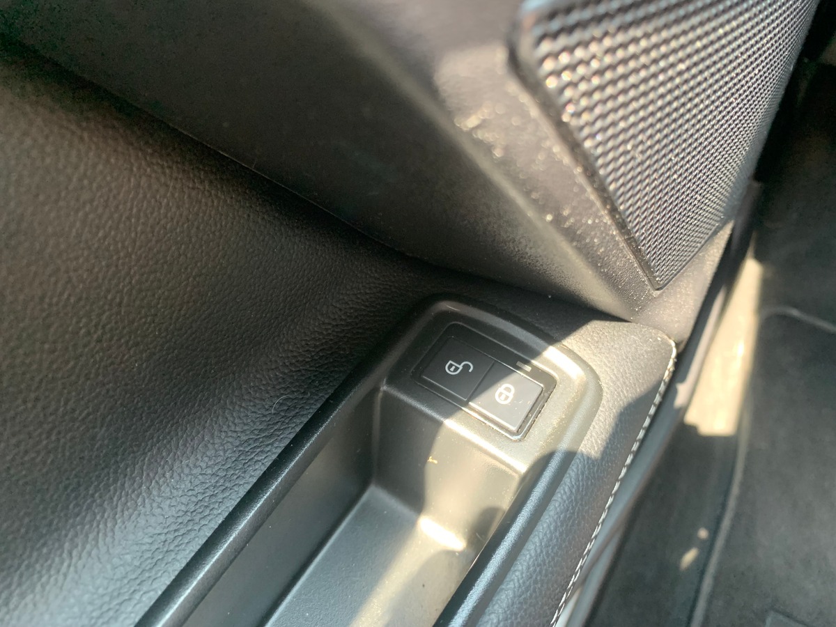 Jaguar XE 240 chevaux | R Sport | GPS | Régulateur de vitesse | Toit ouvrant | Audio MERIDIAN | Cuir