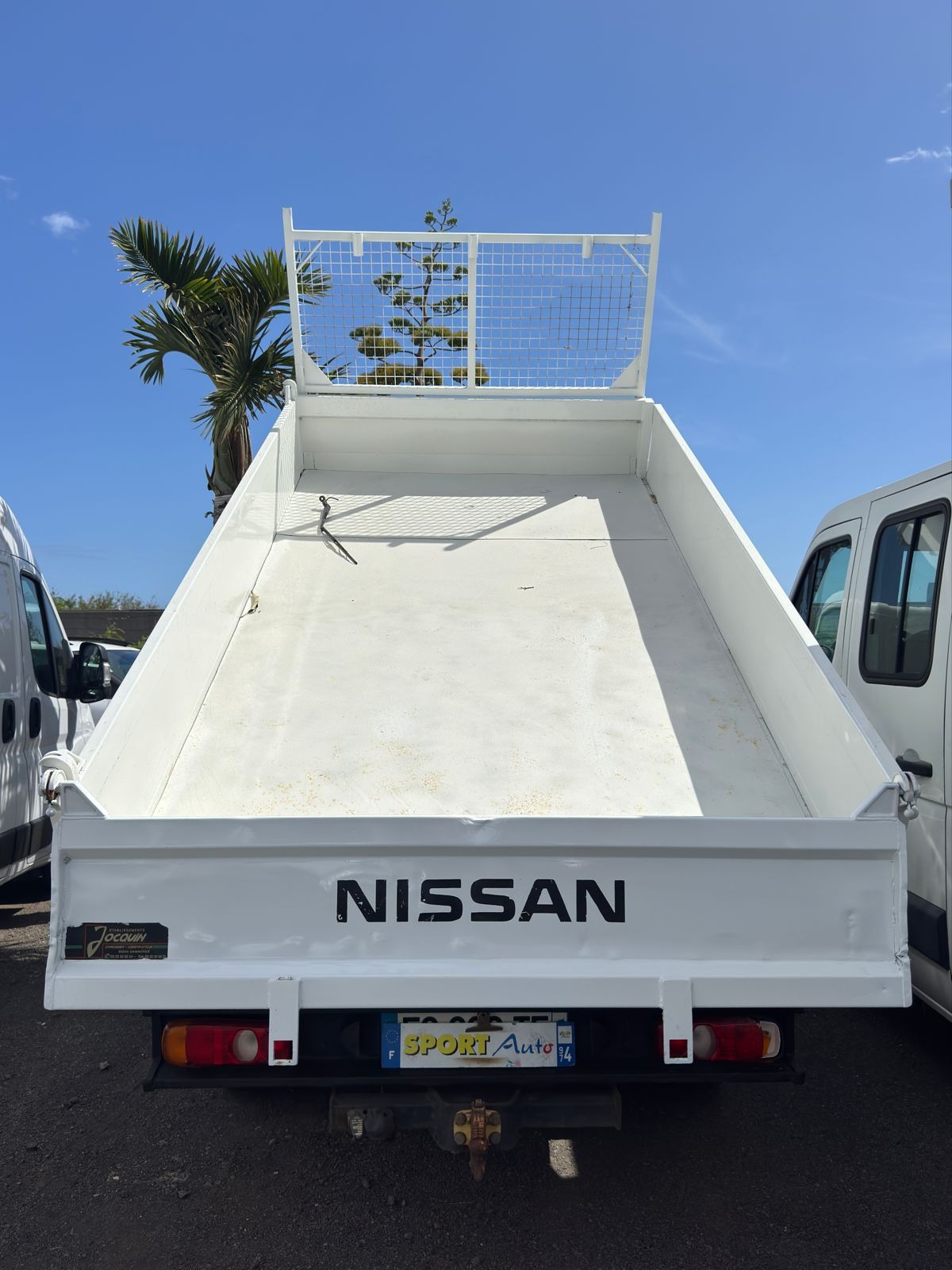 Nissan Cabstar BENNE VENDU EN ETAT PARE-BRISE A CHANGER SPORT AUTO