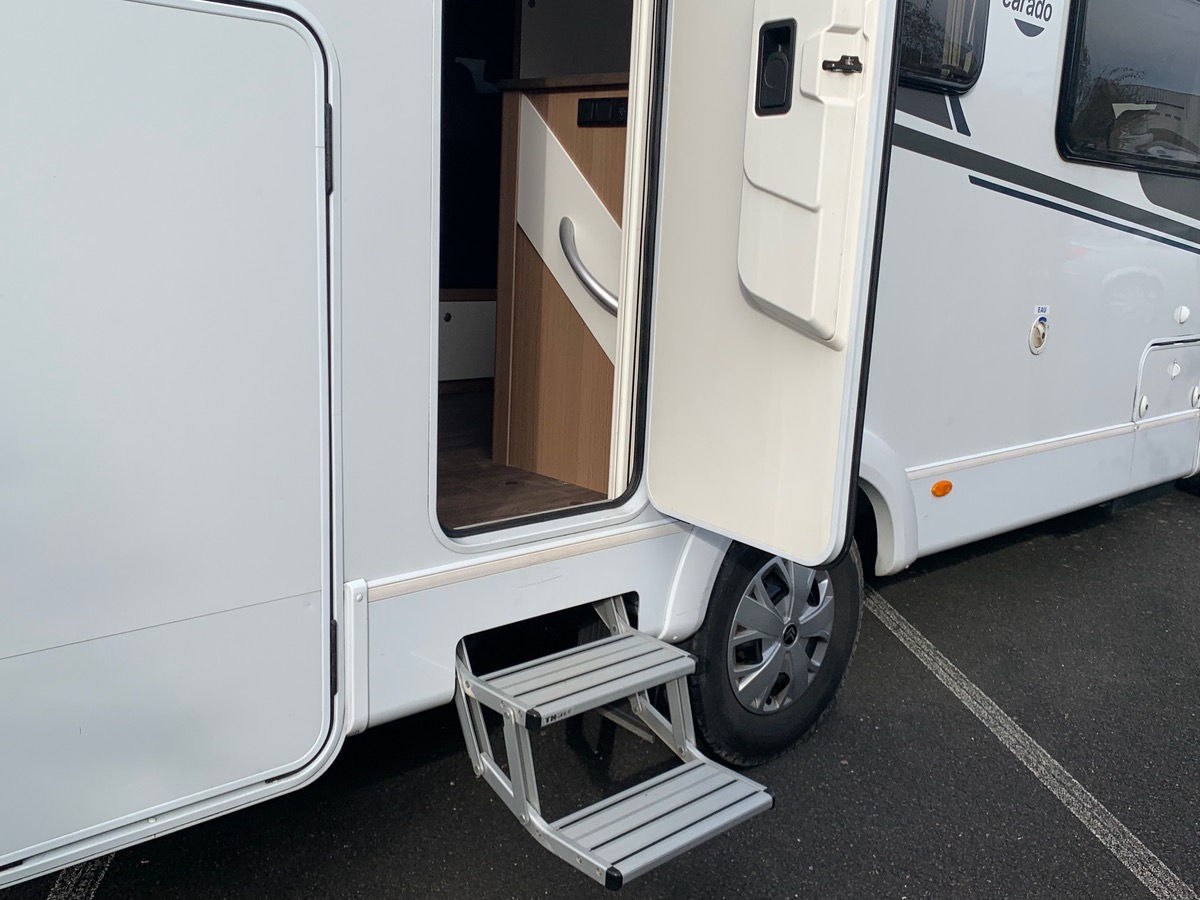 Capron A 140 ch | CAMERA DE RECUL |  LITS SUPPERPOSES | STORE EXTERIEUR | Climatisation manuelle