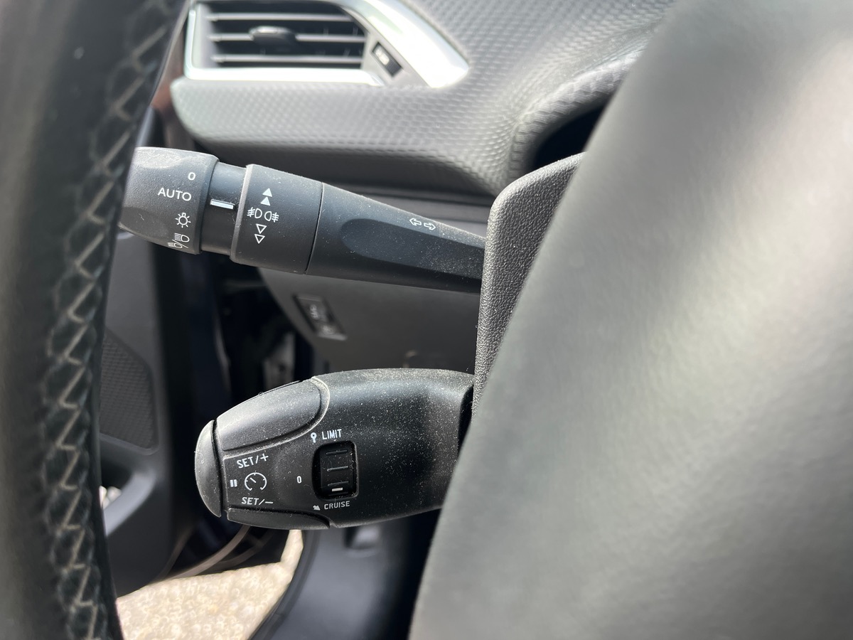 Peugeot 208 1.6 BlueHDI 100ch ALLURE 3P, Courroie de distribution OK, CarPlay, Caméra de recul, GPS