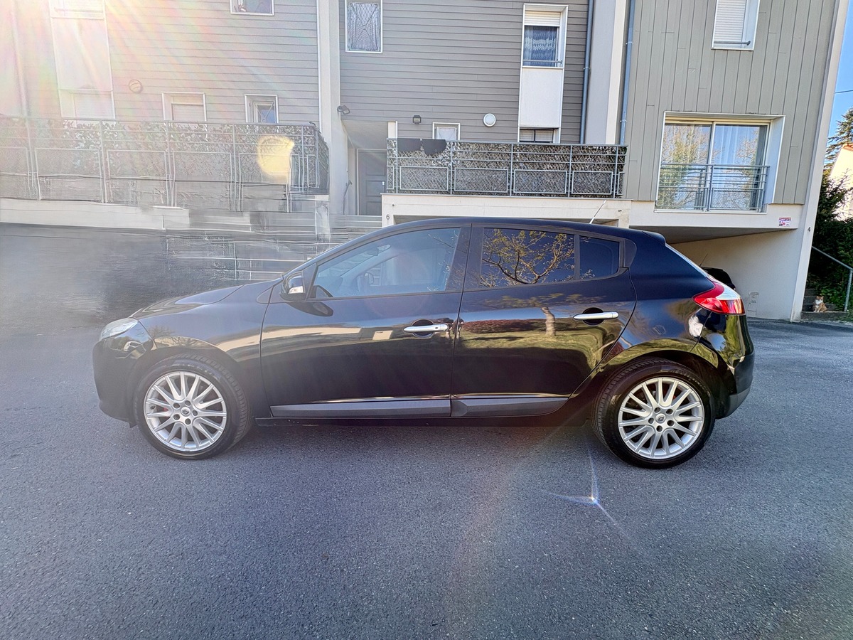 RENAULT Megane III - 1.9DCI 130CH - CARMINAT TOMTOM