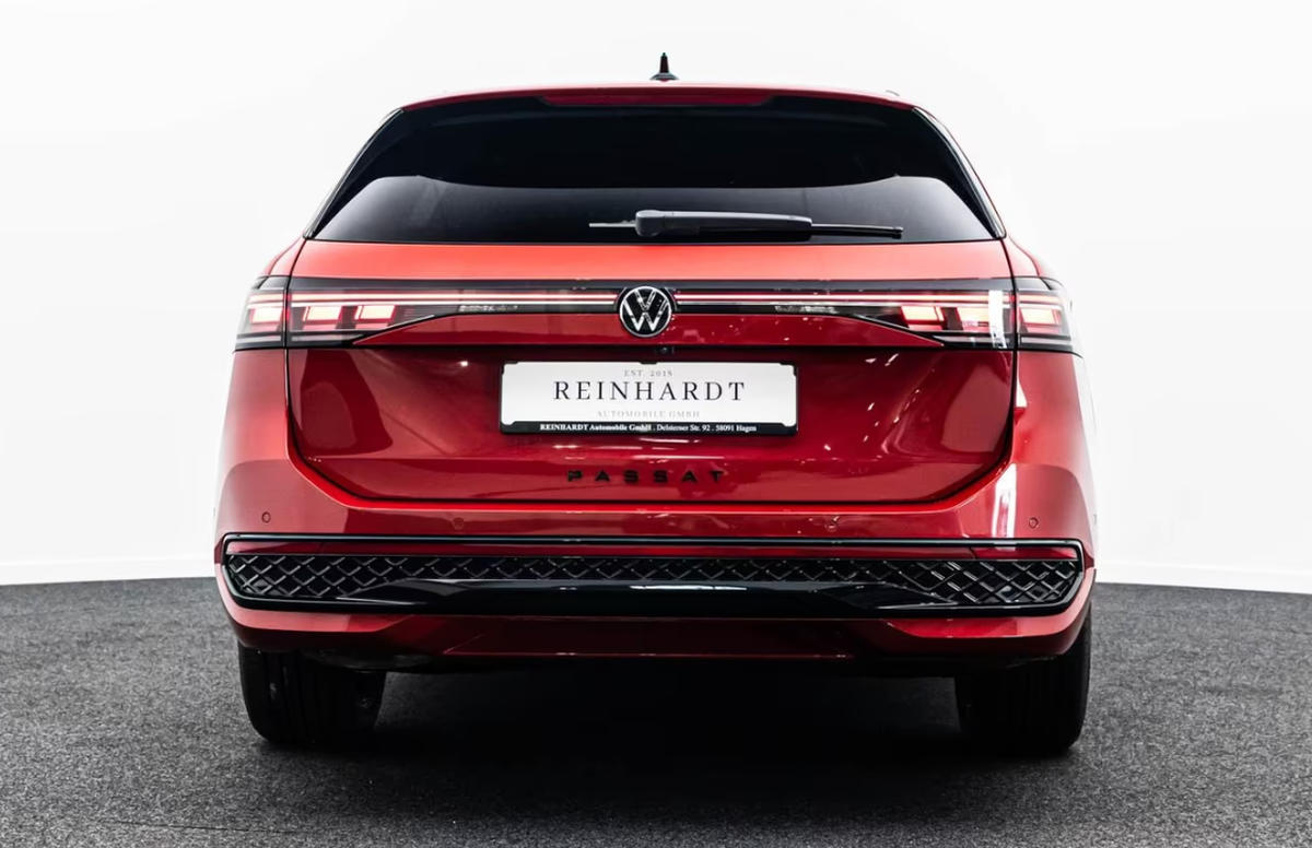 Volkswagen Passat SW VIII 2.0 TDI EVO 200ch R-Line 4Motion DSG7/Chili Red/Attelage/Matrix