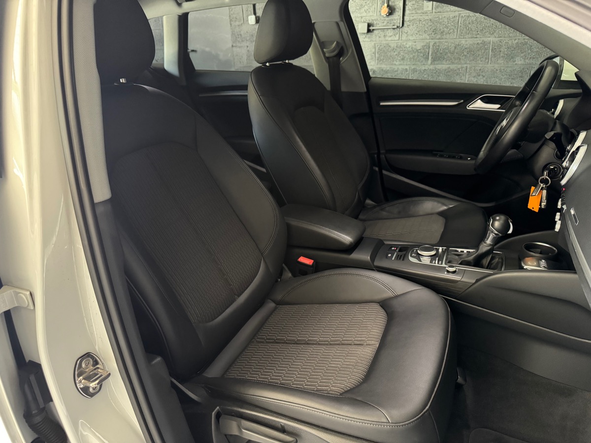 Audi A3 1.6 tdi S tronic / Xénons / Radar de stationnement Av Ar