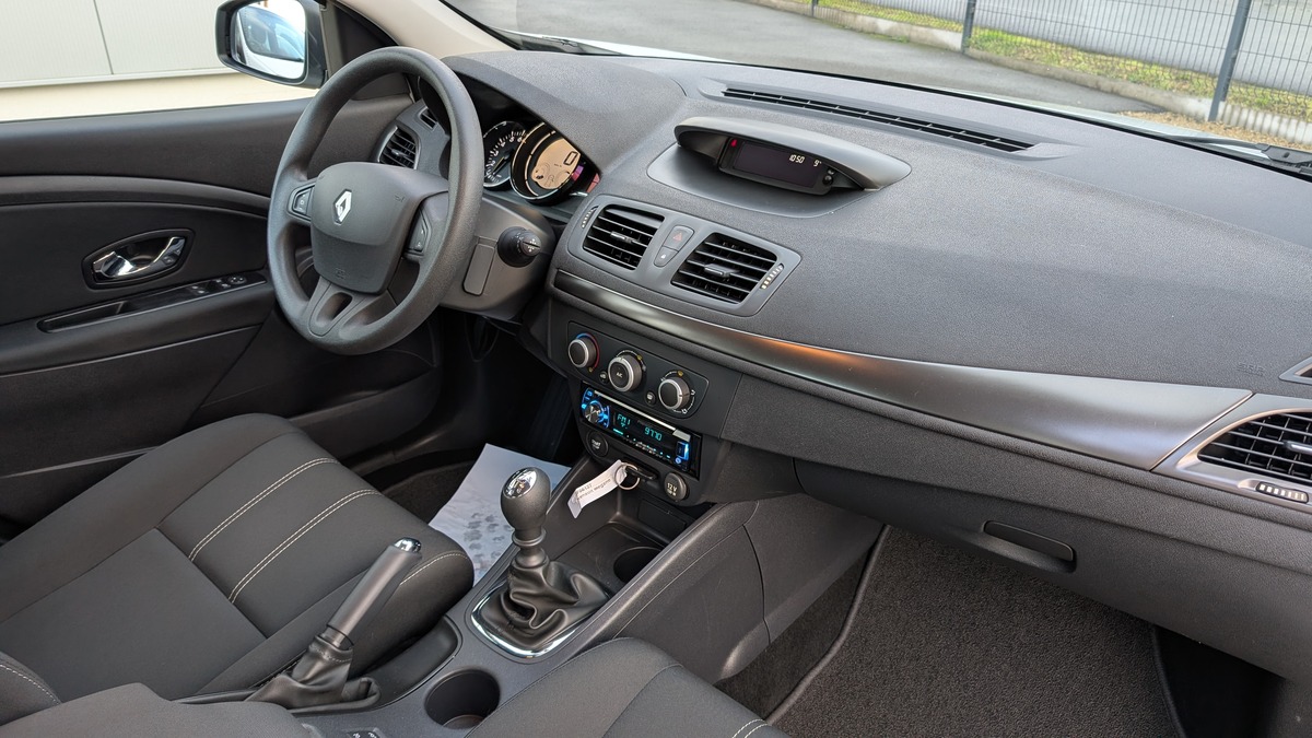 RENAULT Megane III 1.6i 16v 110 Authentique